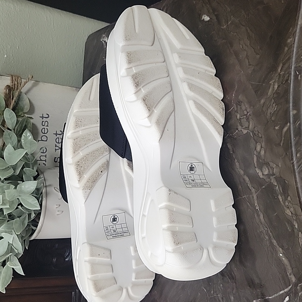 Juicy Couture Black and White Logo Slides - Picture 4 of 7